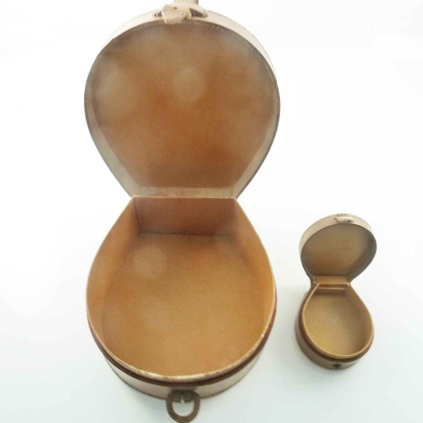 Pair of leather horseshoe men's boxes - 43 Chesapeake Court
